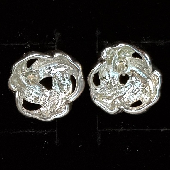 Pretty vintage Silvertone knot weighted pierced earrings - Picture 6 of 7